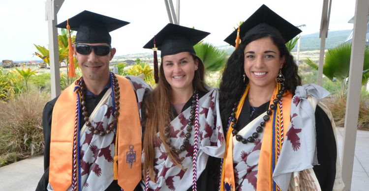 picture of veteran graduates at Hawaii CC